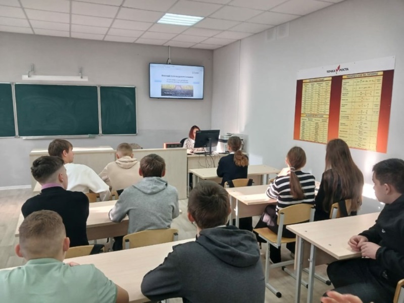Сегодня в центре естественнонаучно и технологическая направленности  прошло мероприятие для учащихся 10 и 11 класса, посвященное 150-летию со дня рождения одного из основателей системы здравоохранения России Николая Александровича Семашко..