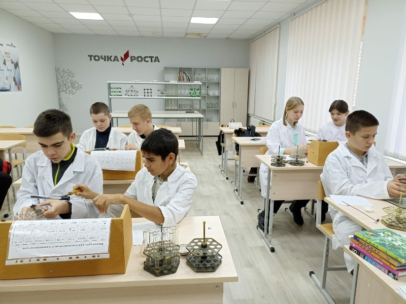 Сегодня на занятиях в Центре Точка_роста под руководством педагога Айнетдиновой В.И. учащиеся 8 класса погрузились в увлекательный мир науки, исследуя свойства кислорода..